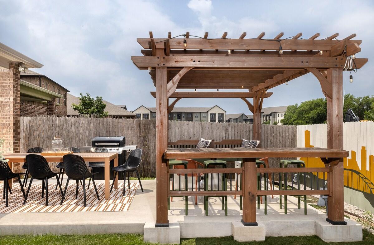Cedar pergola over outdoor dining, Paloma Lake, Round Rock