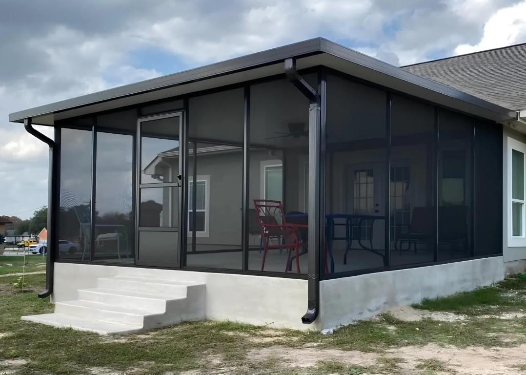 Insulated aluminum patio cover with screens on a single-story Sun City home in Georgetown